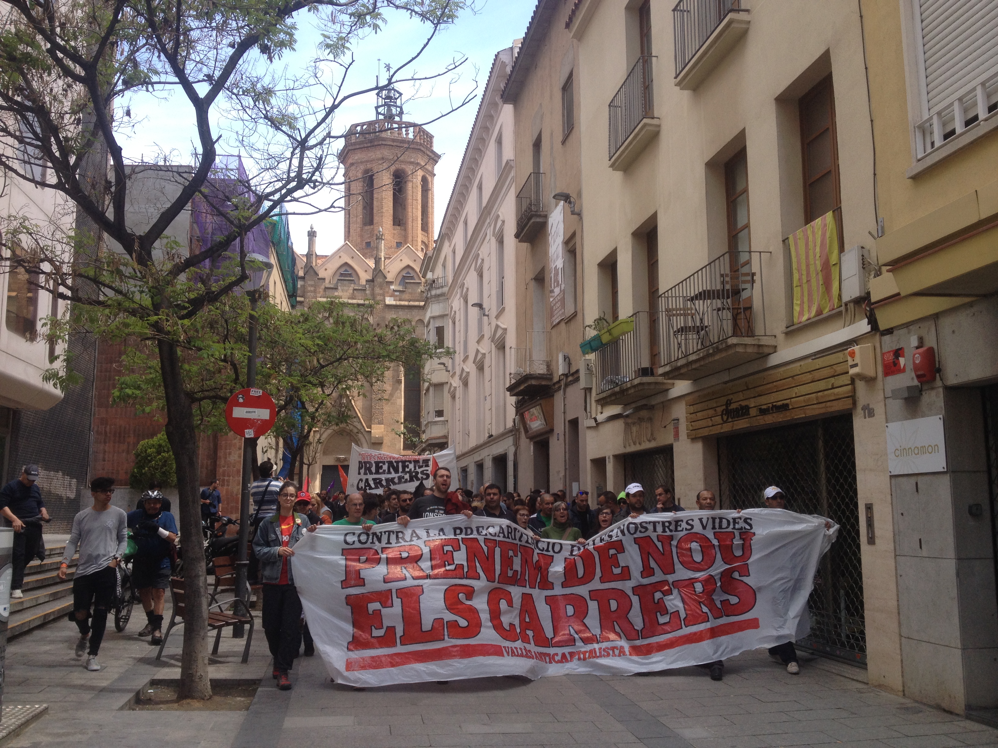 La manifestació pel seu pas al Carrer Sant Quirze. Foto: Radio Sabadell