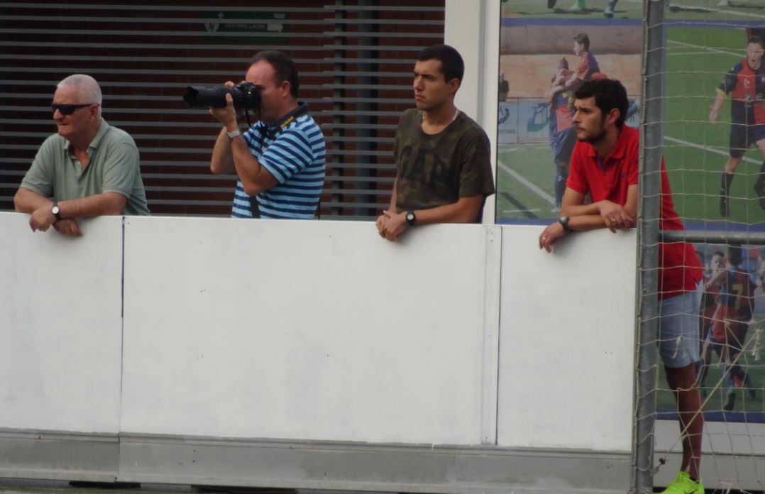 Carlos López (dreta) ha hagut de veure el partit fora de la banqueta per sanció. | Sergi Park
