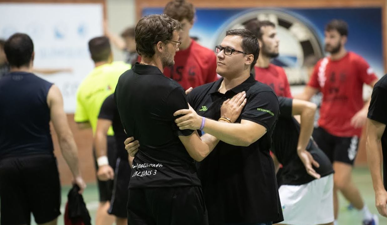 Els entrenadors dels dos equips, Gerard Gomis i Xavier Vilella (ex del Gràcia), saludant-se. | Èric Altimis - OAR Gràcia