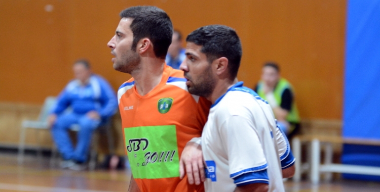 Dos jugadors del CNS i la Pia durant un dels derbis sabadellencs a la Segona B