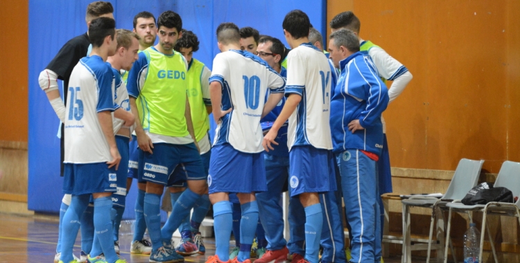 Imatge del Natació Sabadell durant el derbi de la primera volta al pavelló de la Pia