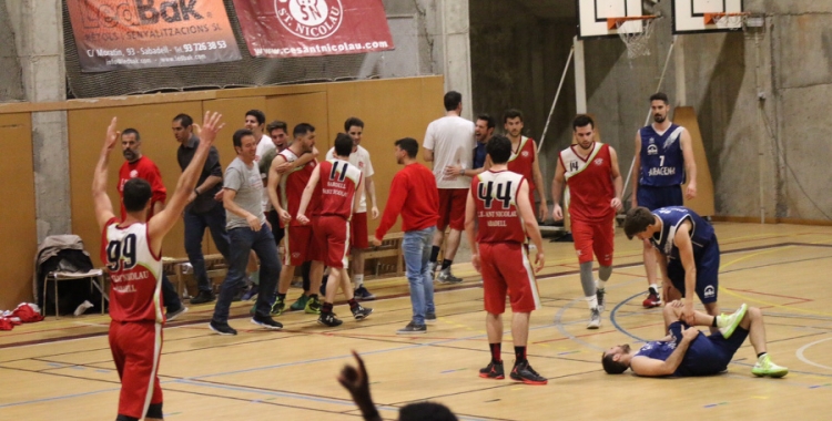 Els jugadors del Sant Nicolau celebren la victòria contra el Collblanc