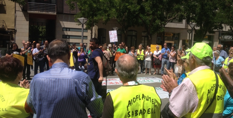 Moment de la concentració de la Marea Pensionista. Foto: Ràdio Sabadell