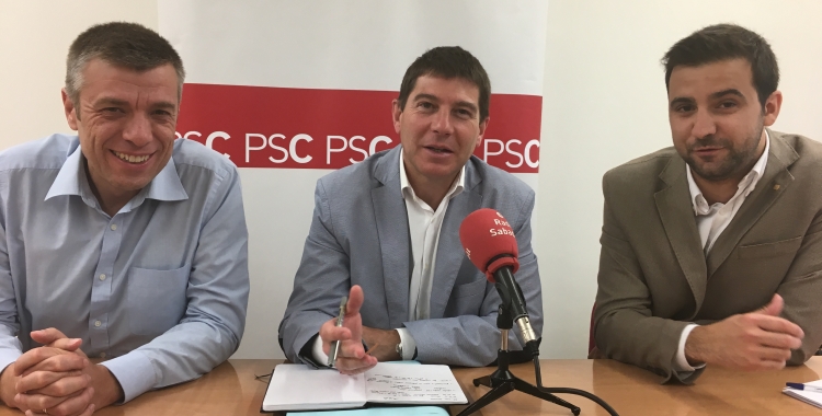 El regidor Cristian Sánchez, el portaveu, Josep Ayuso i el primer secretari, Pol Gibert | Mireia Sans 
