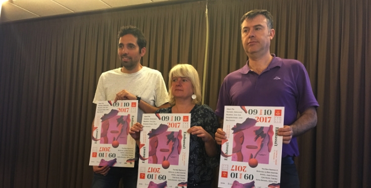 El director de l'Embassa't Arnau Solsona, amb la regidora de cultura Montserrat Chacón i un dels organitzadors Julià Guerrero | Mireia Sans