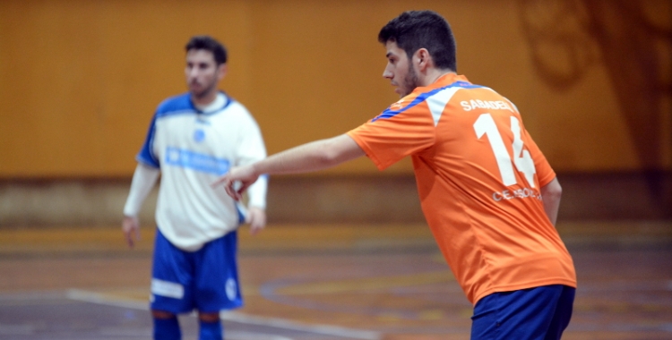 Jugadors de l'Escola Pia i el CNS durant un dels derbis d'aquesta temporada a la Segona B