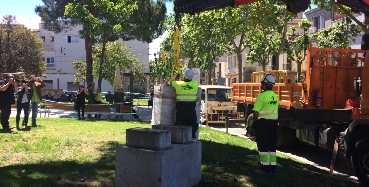 Moment de la retirada del bust a l'alcalde Marcet
