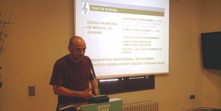 El tinent d'alcalde i regidor d'Educació, Joan Berlanga, presentant el projecte. Foto: Ràdio Sabadell