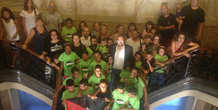 Foto de família de Sabadell Acull Infants Saharauís a les esclaes de l'Ajuntament. Foto: Ràdio Sabadell