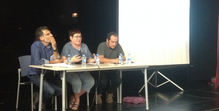 Jordi Cuixart, Montserrat Mateu (Òmnium) i David Fernández durant l'acte. Foto: Ràdio Sabadell.