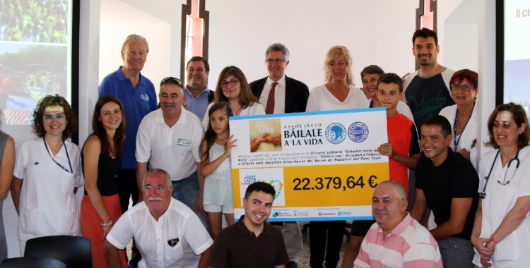 Les entitats organitzadores de "Sabadell corre pels nens" lliuren els diners al Taulí
