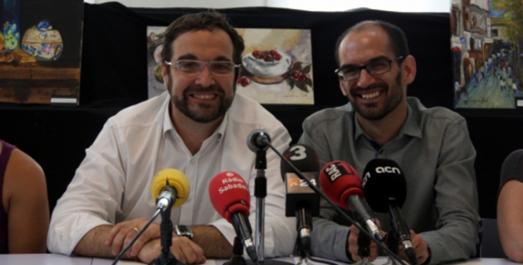 L'exalcalde Juli Fernández i el futur alcalde Maties Serracant en la presentació del pacte de govern al 2015