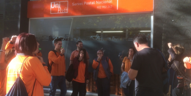 Protesta dels treballadors d'Unipost davant l'oficina de la carretera de Barcelona.
