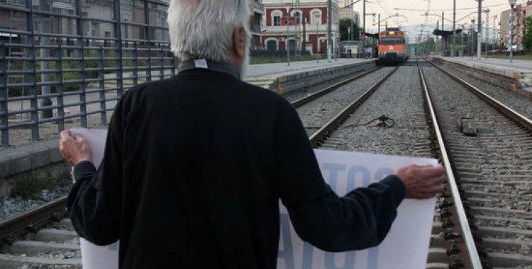Imatge d'un veí tallant la via durant una de les reivindicacions per reclamar el soterrament/ ACN