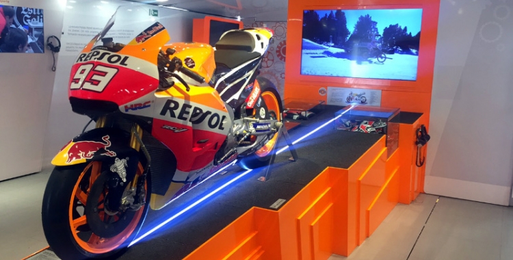 La moto de Marc Márquez és un dels objectes més preuats de l'exposició/ Albert Garcia