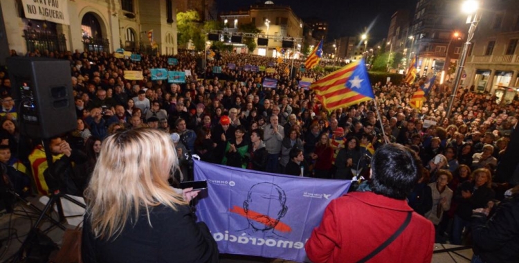 Mig miler de persones s'han concentrat al vespre a la plaça Doctor Robert. Foto: Roger Benet