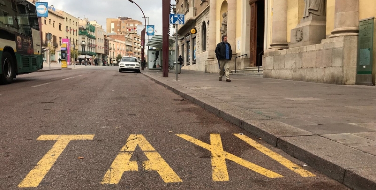 Les parades de taxis han estat buides amb motiu de la vaga convocada. Foto: Roger Benet