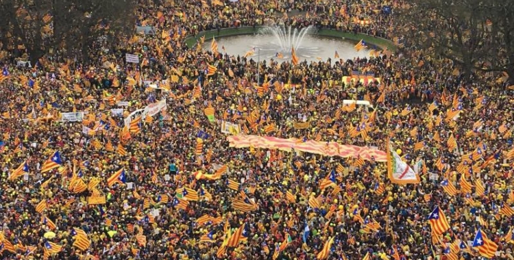 La plaça del Cinquantenari de Brusel·les ha quedat plena d'estelades i el color groc reivindicatiu de la llibertat dels presos polítics.
