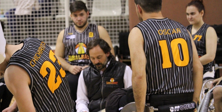 Óscar Trigo, al centre de la imatge, en un partit del Global Basket | Adrián Arroyo