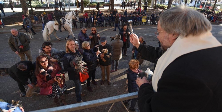 El mossèn ha beneït els animals a la plaça Taulí per la Diada de Sant Antoni. Foto: Roger Benet