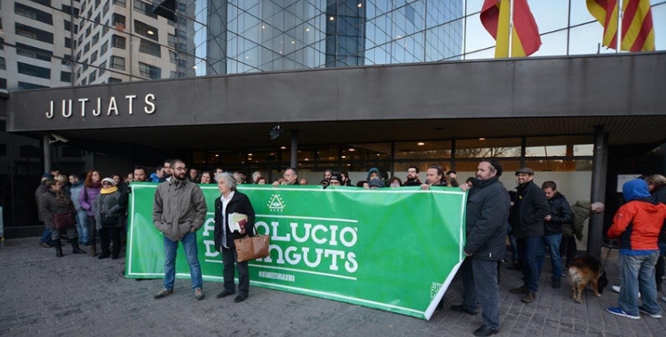 Abans de l'obertura dels Jutjats s'han concentrat una cinquantena de persoens en suport dels acusats. Foto: Roger Benet