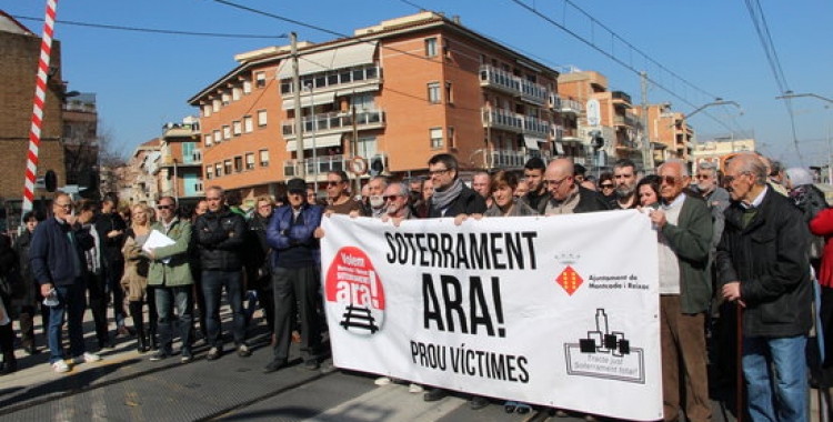 Imatge del veïnat manifestant-se a les vies de Montcada el 21 de febrer 2017 | Foto: ACN 