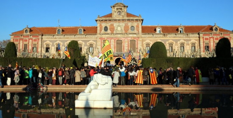 Tot i l'ajornament del ple d'investidura, les concentracions davant el Parlament es van mantenir. 