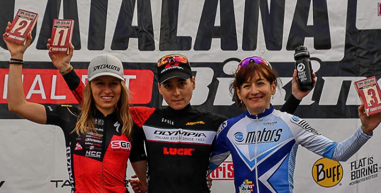 Sandra Santanyes i Mercè Pacios al podi de Corró d'Amunt