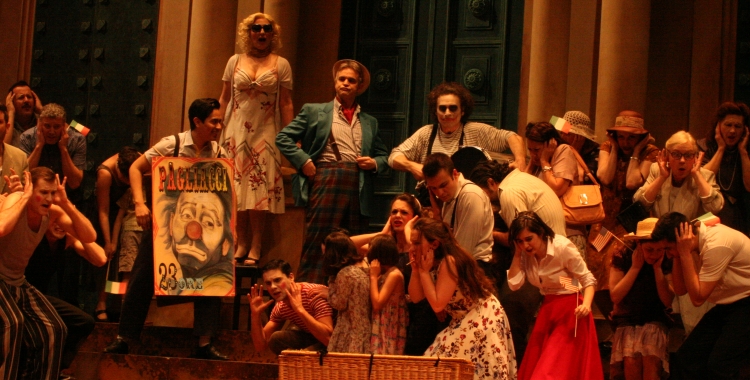 César Cortés, Montserrat Martí, Enrique Ferrer i Toni Marsol amb el cor de l'AAOS | Xavier Gondolbeu