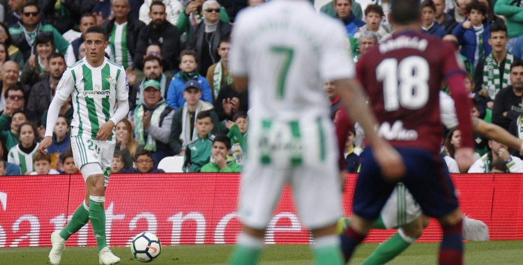 Cristian Tello amb la pilota al Villamarín davant l'Éibar | RBB