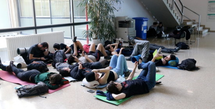 Estudiants estirats al terra de la planta baixa de l'edifici del rectorat de la UAB | ACN