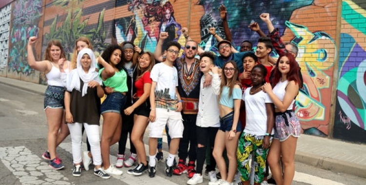 Nel·lo C i els alumnes del Ribot i Serra durant la presentació del videoclip | ACN 