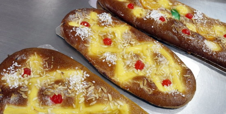 Tres coques de Sant Joan de crema i fruites | ACN