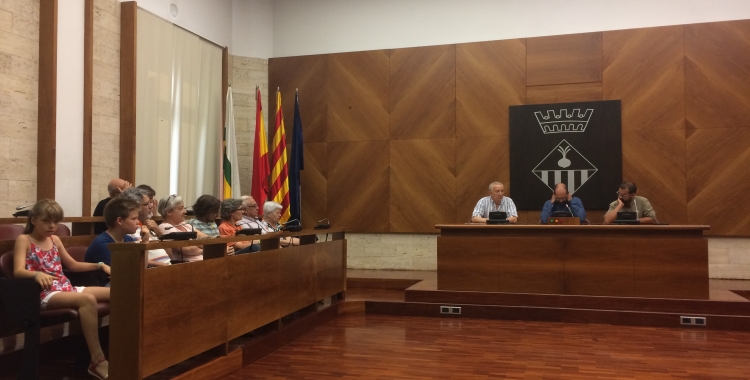 Al centre, Maties Serracant amb el marit de Forcadell i el nebot de Cuixart. A l'esquerra, familiars dels polítics empresonats.  | Helena Molist