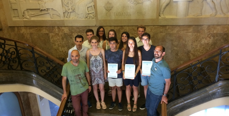 Els estudiants amb el regidor Joan Berlanga i l'alcalde Maties Serracant. | Helena Molist