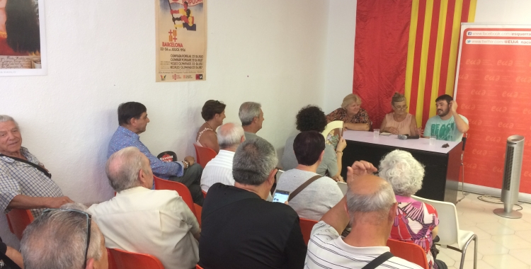 La nova seu d'EUiA plena de gom a gom. A la taula, Aleida Guevara, Maria Ibañez i Marc Verneda | Helena Molist