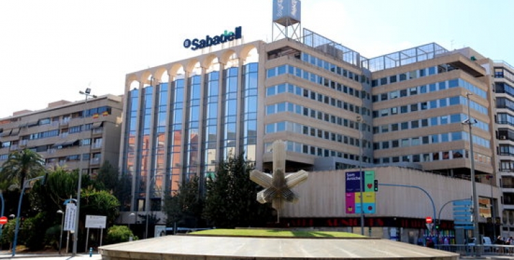 Exterior de la seu de Banc Sabadell a Alacant/ ACN
