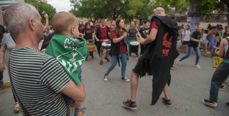 Moment en que els tabalers arriben a la plaça Benjamín Garcia | Roger Benet