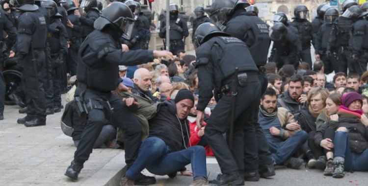 Manifestants resisitint el desallotjament | ACN