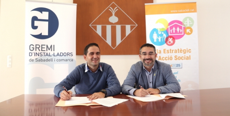 El regidor d’Acció Social, Gabriel Fernàndez, i el president del Gremi d’Instal·ladors, Antoni Fernàndez | Cedida