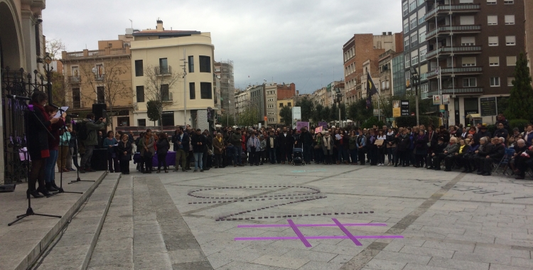 Fins a dues-centes persones s'han aplegat avui a la plaça Doctor Robert per commemorar el Dia Internacional de les Violències envers les Dones | Helena Molist