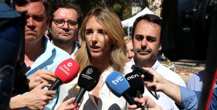 Cayetana Àlvarez atenent els mitjans, Esteban Gesa a l'esquerra de la imatge | ACN