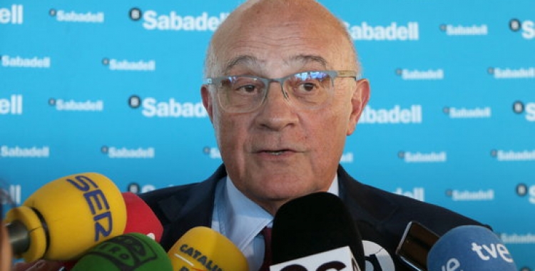 El president del BS, Josep Oliu atenent els mitjans | ACN