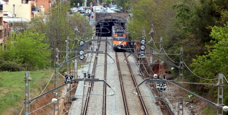 Pla general d'un comboi de la R4 entrant al túnel de Sabadell Nord, a la zona on ha tingut lloc l'accident mortal | Norma Vidal