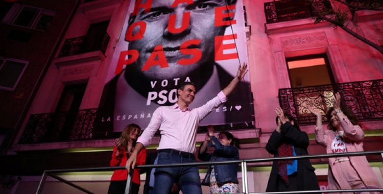 Pedro Sánchez saludant els seus votants a Ferráz | ACN