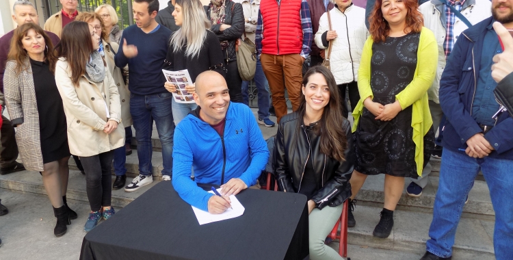 Joan Berlanga i Elena Hinojo, asseguts, signen el codi ètic de la formació | Sabadell en Comú
