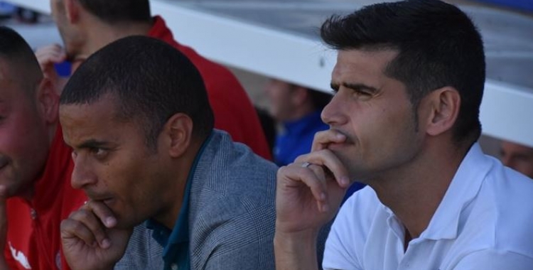 Antonio Hidalgo, juntament amb el seu segon, Juvenal Edjogo, en l'últim partit contra l'Ejea. | Críspulo Díaz