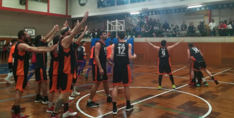Jugadors i afició van celebrar el triomf que certificava la salvació del Bàsquet Pia. | Sergi Park