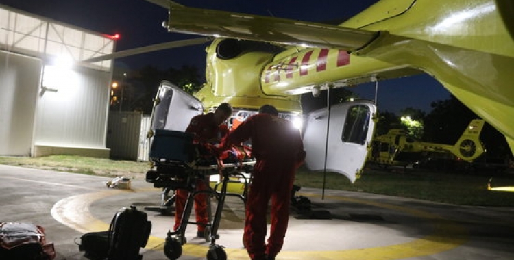 Treballadors del SEM preparant l'helicòpter medicalitzat a l'Hospital Parc Taulí de Sabadell | Agència Catalana de Notícies 