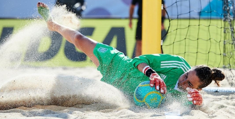 Mariajo Pons va ser titular en els tres partits de la selecció espanyola. | @SeFutbolFem